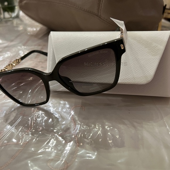 NWT Michael Kors Oversized Black Sunglasses w/ Case - Picture 6 of 7